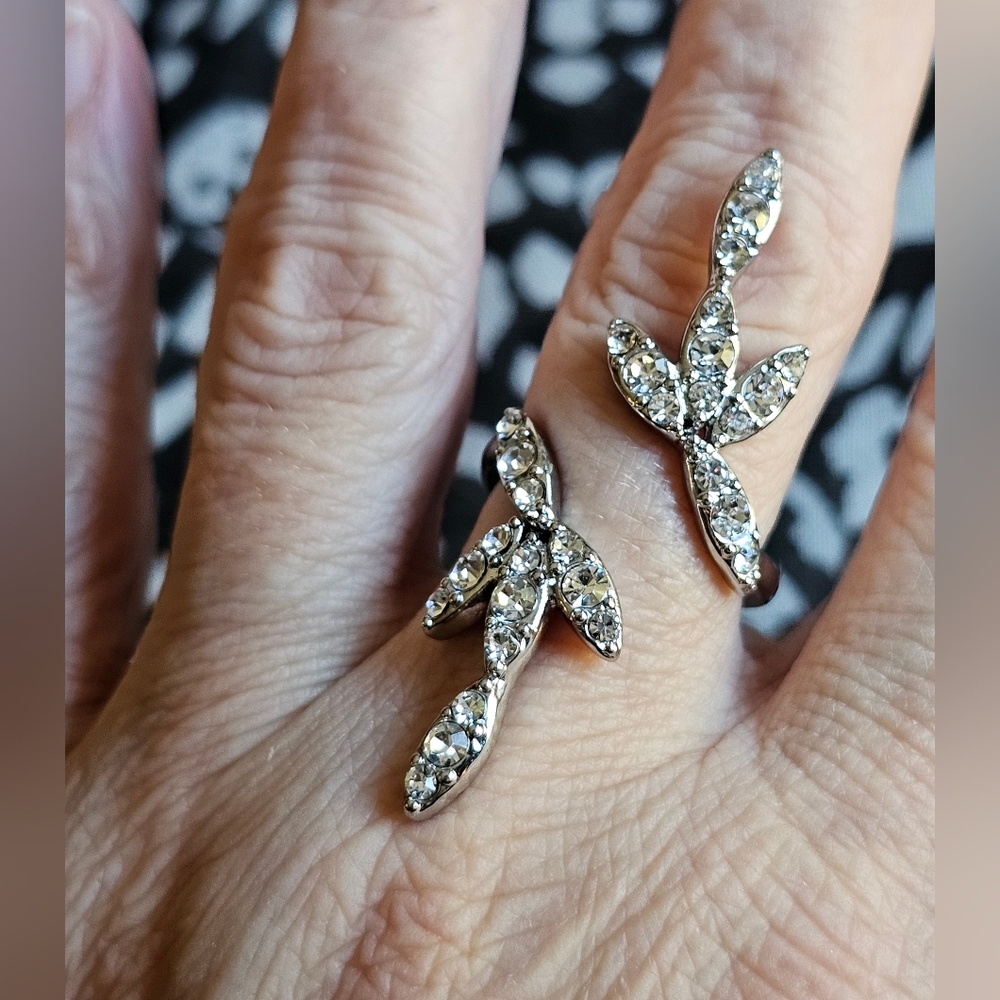 Elegant Leaf Design Ring-Size 9